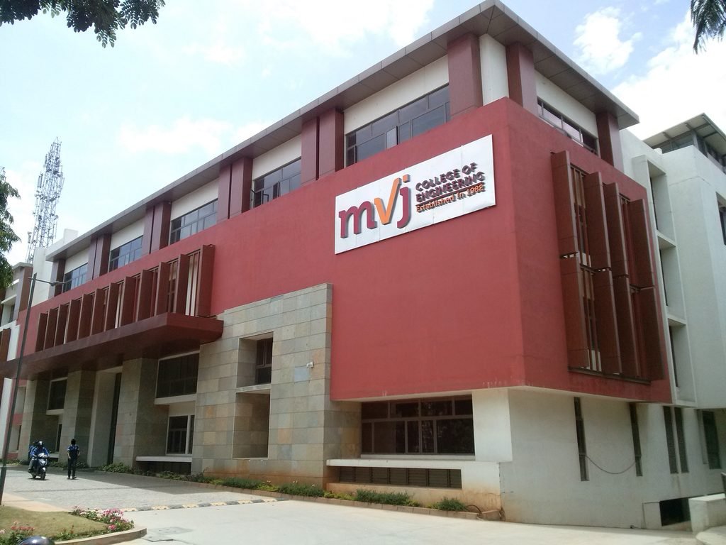 Representative image of an Indian engineering college campus building, illustrating the scale of engineering education in Maharashtra.