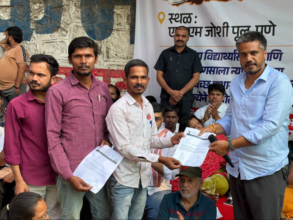 SFI Maharashtra delegation handing over a letter of support to MPSC aspirants at the S M Joshi Bridge protest site in Pune.
