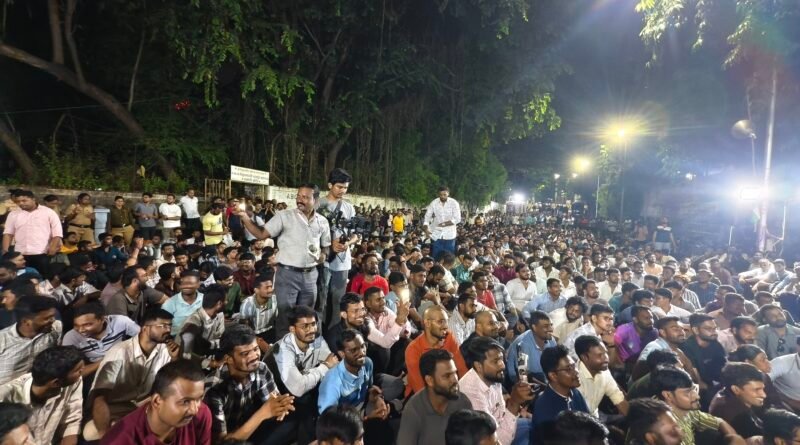 MPSC Protests Pune: Students hold a night-time protest demanding the resignation of MPSC Chairman Vivek Bhimanwar